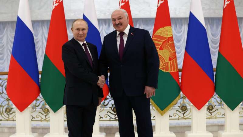 Лукашенко попросил разместить в Беларуси "Орешник", Путин согласился